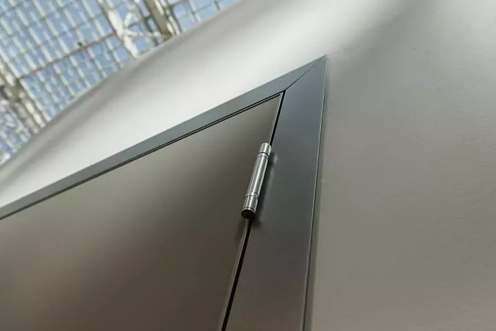 A fragment of a UNIX door. Matt enamel Grigio Seta. Aluminum profile of the canvas and a door frame with a platband in Piombo color. HAFELE loop.